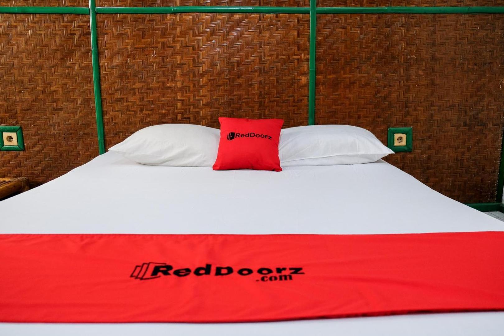 RedDoorz Plus near Jalan Baru Bogor Hotel Exterior foto